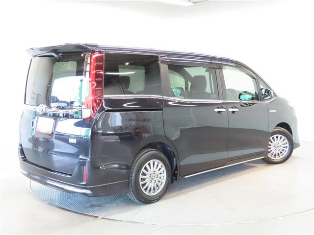 エスクァイア ハイブリッドＧｉ　ブラックテーラード　ハイブリッド　ナビ＆ＴＶ　両側電動スライド　メモリーナビ　フルセグ　バックカメラ　ＤＶＤ再生　衝突被害軽減システム　ＥＴＣ　３列シート　スマートキー　ＬＥＤヘッドランプ　乗車定員７人　キーレス　ＣＤ（6枚目）