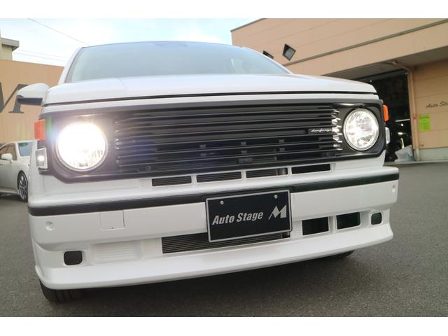 フリード ｅ：ＨＥＶエアー　ＥＸ　ＤＡＭＤ　ＩＳＯＬＡＴＯＲ　ダムドアイソレーター　フェイスチェンジキット　登録済み未使用車　７人乗り　パールホワイト　両側パワースライドドア（10枚目）