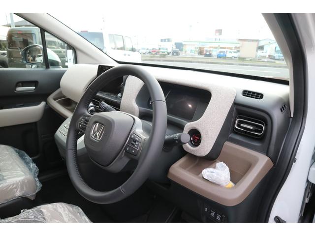 フリード ｅ：ＨＥＶエアー　ＥＸ　ＤＡＭＤ　ＩＳＯＬＡＴＯＲ　ダムドアイソレーター　フェイスチェンジキット　登録済み未使用車　７人乗り　パールホワイト　両側パワースライドドア（14枚目）