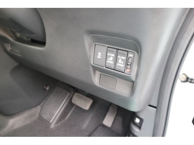 フリード ｅ：ＨＥＶエアー　ＥＸ　ＤＡＭＤ　ＩＳＯＬＡＴＯＲ　ダムドアイソレーター　フェイスチェンジキット　登録済み未使用車　７人乗り　パールホワイト　両側パワースライドドア（15枚目）