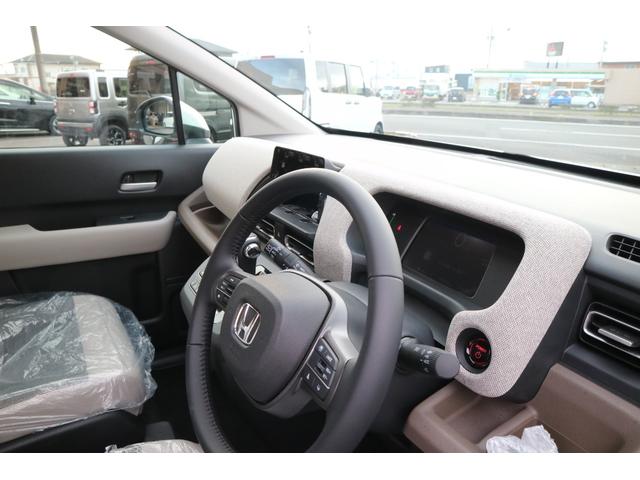 フリード ｅ：ＨＥＶエアー　ＥＸ　ＤＡＭＤ　ＩＳＯＬＡＴＯＲ　ダムドアイソレーター　フェイスチェンジキット　登録済み未使用車　７人乗り　パールホワイト　両側パワースライドドア（16枚目）