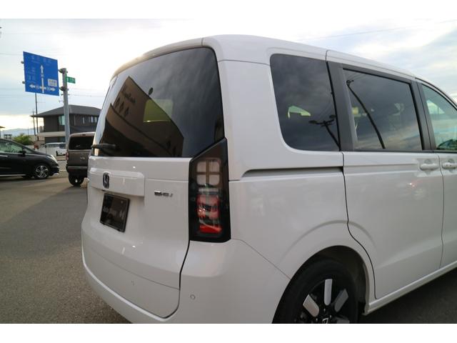 フリード ｅ：ＨＥＶエアー　ＥＸ　ＤＡＭＤ　ＩＳＯＬＡＴＯＲ　ダムドアイソレーター　フェイスチェンジキット　登録済み未使用車　７人乗り　パールホワイト　両側パワースライドドア（46枚目）