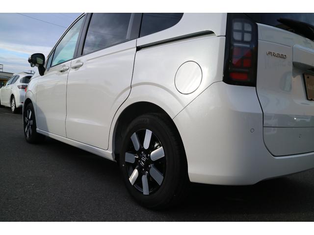 フリード ｅ：ＨＥＶエアー　ＥＸ　ＤＡＭＤ　ＩＳＯＬＡＴＯＲ　ダムドアイソレーター　フェイスチェンジキット　登録済み未使用車　７人乗り　パールホワイト　両側パワースライドドア（51枚目）