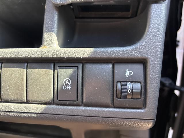 『アイドリングストップ』クルマが停車すると自動的にエンジンを停止し、無駄な燃料消費や排出ガスを抑えます。素早くエンジンを再始動させるなど、ドライバーの感覚とズレのない自然な制御を目指しています。