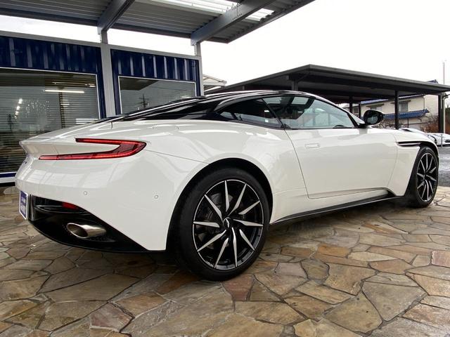 ＤＢ１１ Ｖ８　正規Ｄ車　カーボンインテリア　　デュオトーンレザー　レザールーフ　メモリ付パワシート　シートヒーター・ベンチレーション　純正２０ｉｎアルミ　全方位カメラ　Ｐアシスト（63枚目）