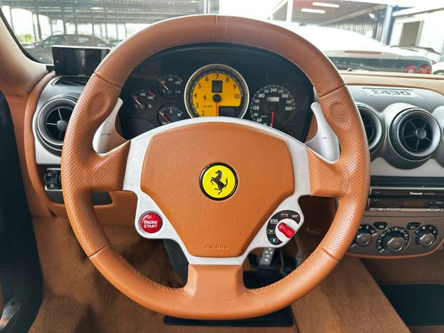 Ｆ４３０スパイダー Ｆ１　正規Ｄ車　カーボンブレーキ　チャレンジグリル　デイトナシート　クラッチ残７２　　純正アルミホイール１９インチ　フェラーリスクーデリアシールド　Ｂカメラ（13枚目）