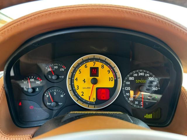Ｆ４３０スパイダー Ｆ１　正規Ｄ車　カーボンブレーキ　チャレンジグリル　デイトナシート　クラッチ残７２　　純正アルミホイール１９インチ　フェラーリスクーデリアシールド　Ｂカメラ（14枚目）