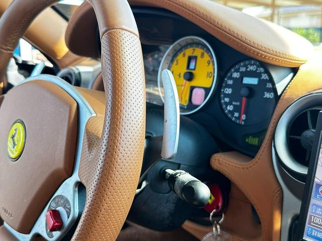 Ｆ４３０スパイダー Ｆ１　正規Ｄ車　カーボンブレーキ　チャレンジグリル　デイトナシート　クラッチ残７２　　純正アルミホイール１９インチ　フェラーリスクーデリアシールド　Ｂカメラ（15枚目）