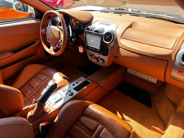 Ｆ４３０スパイダー Ｆ１　正規Ｄ車　カーボンブレーキ　チャレンジグリル　デイトナシート　クラッチ残７２　　純正アルミホイール１９インチ　フェラーリスクーデリアシールド　Ｂカメラ（24枚目）