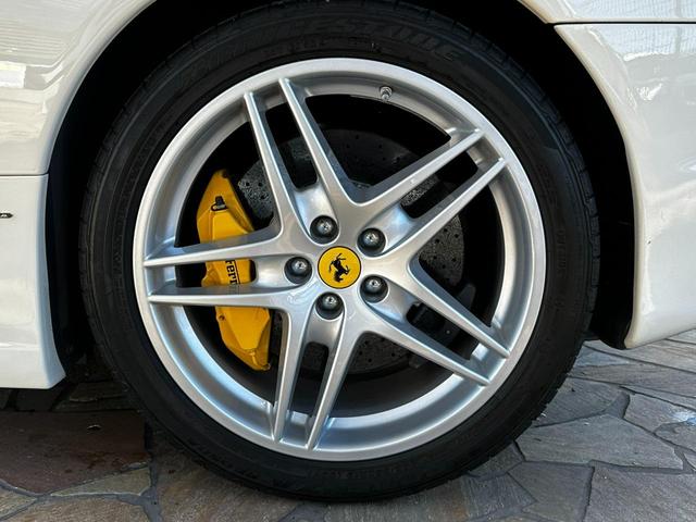 Ｆ４３０スパイダー Ｆ１　正規Ｄ車　カーボンブレーキ　チャレンジグリル　デイトナシート　クラッチ残７２　　純正アルミホイール１９インチ　フェラーリスクーデリアシールド　Ｂカメラ（31枚目）
