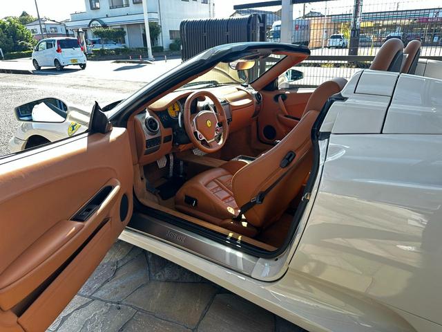 Ｆ４３０スパイダー Ｆ１　正規Ｄ車　カーボンブレーキ　チャレンジグリル　デイトナシート　クラッチ残７２　　純正アルミホイール１９インチ　フェラーリスクーデリアシールド　Ｂカメラ（47枚目）