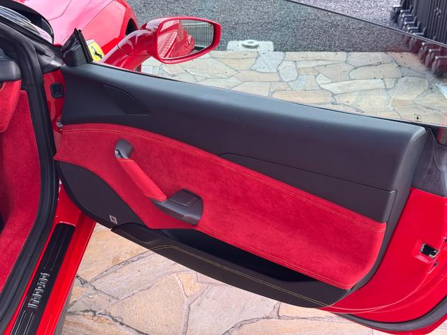 ４８８スパイダー ベースグレード　正規Ｄ車　ＬＥＤカーボンステアリング　カーボンインテリア　カーボンバケットシート　２０インチ鍛造アルミホイール　イエローキャリパー　カーボンセラミックブレーキ　Ｂカメラ　前後Ｐセンサー（40枚目）