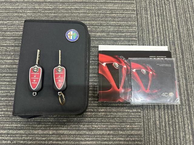 ４Ｃ ベースグレード　正規Ｄ車　１年走行無制限保証　タイベル交換済　ハーフレザー　パドルシフト　純正アルミホイールＦ１８Ｒ１９　イエローキャリパー（12枚目）