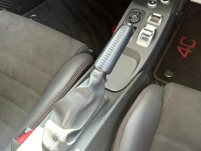 ４Ｃ ベースグレード　正規Ｄ車　１年走行無制限保証　タイベル交換済　ハーフレザー　パドルシフト　純正アルミホイールＦ１８Ｒ１９　イエローキャリパー（28枚目）