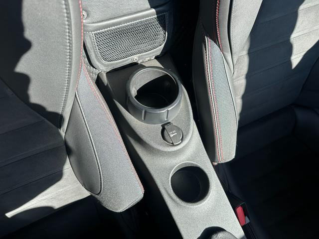 ４Ｃ ベースグレード　正規Ｄ車　１年走行無制限保証　タイベル交換済　ハーフレザー　パドルシフト　純正アルミホイールＦ１８Ｒ１９　イエローキャリパー（29枚目）