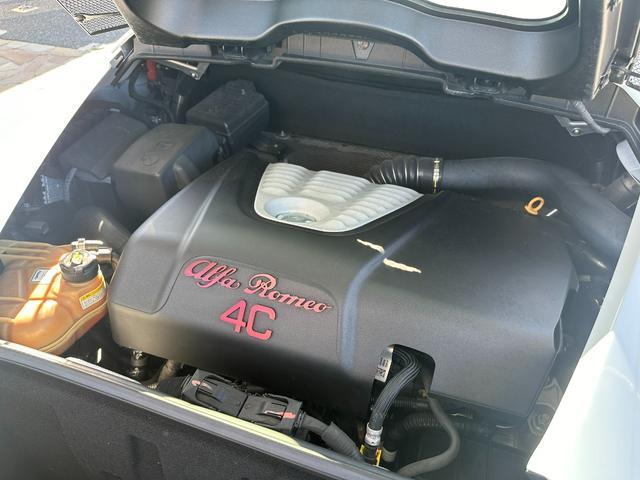 ４Ｃ ベースグレード　正規Ｄ車　１年走行無制限保証　タイベル交換済　ハーフレザー　パドルシフト　純正アルミホイールＦ１８Ｒ１９　イエローキャリパー（31枚目）