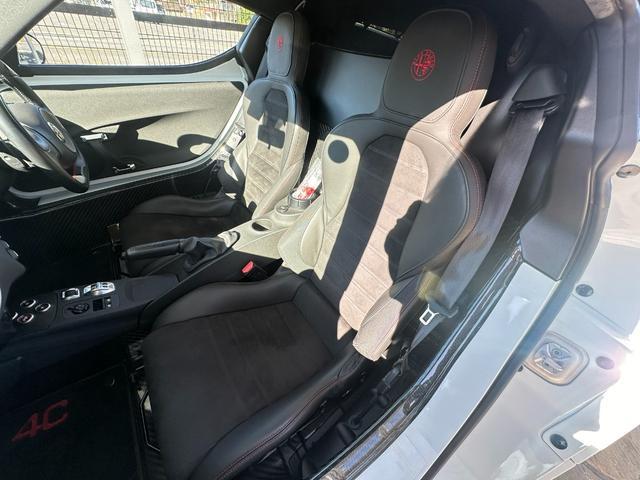 ４Ｃ ベースグレード　正規Ｄ車　１年走行無制限保証　タイベル交換済　ハーフレザー　パドルシフト　純正アルミホイールＦ１８Ｒ１９　イエローキャリパー（39枚目）