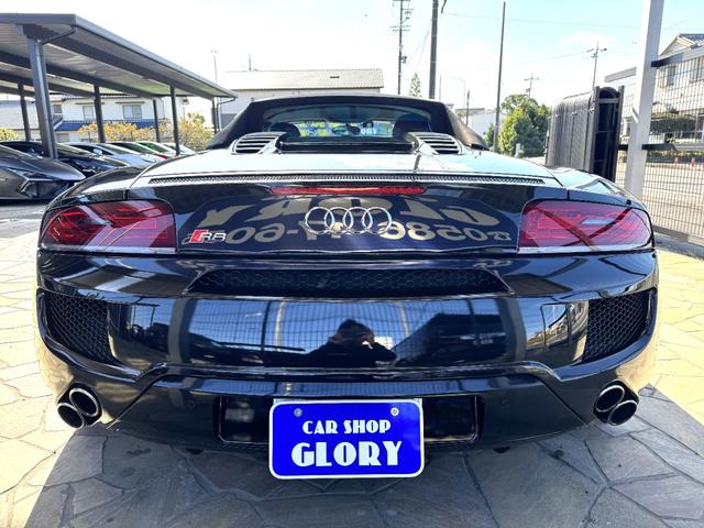 R8スパイダー ベースグレード D車 1年走行無制限保証 パンサーブラック ABTカーボンエアロ カーボンインテリア 社外ナビ 社外ホイール(純正有) シートヒーター フロントプロテクション Bカメラ(7枚目)