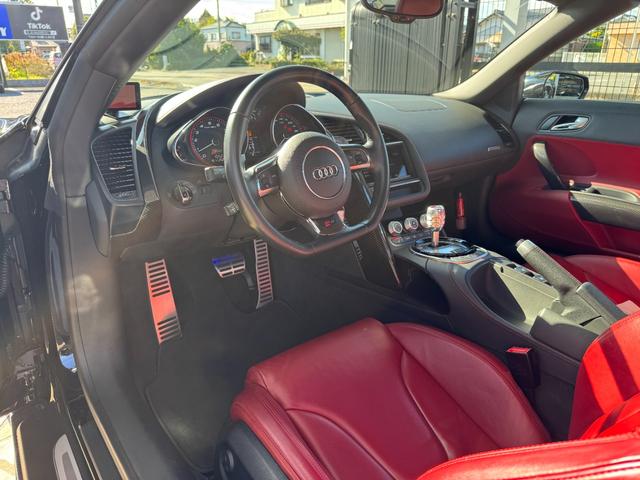 R8スパイダー ベースグレード D車 1年走行無制限保証 パンサーブラック ABTカーボンエアロ カーボンインテリア 社外ナビ 社外ホイール(純正有) シートヒーター フロントプロテクション Bカメラ(16枚目)