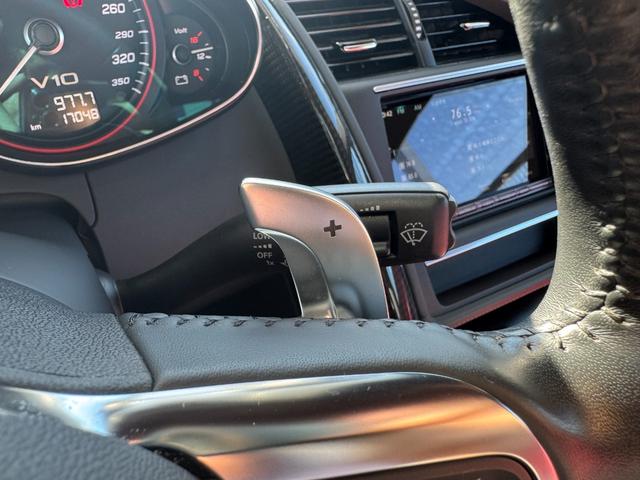 R8スパイダー ベースグレード D車 1年走行無制限保証 パンサーブラック ABTカーボンエアロ カーボンインテリア 社外ナビ 社外ホイール(純正有) シートヒーター フロントプロテクション Bカメラ(18枚目)