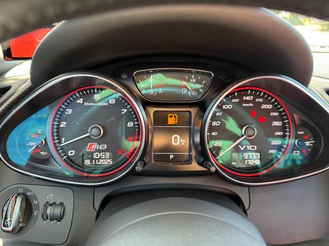 R8スパイダー ベースグレード D車 1年走行無制限保証 パンサーブラック ABTカーボンエアロ カーボンインテリア 社外ナビ 社外ホイール(純正有) シートヒーター フロントプロテクション Bカメラ(19枚目)