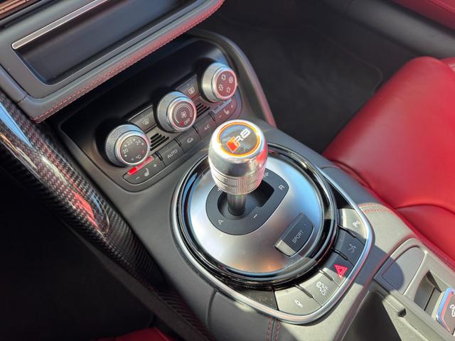 R8スパイダー ベースグレード D車 1年走行無制限保証 パンサーブラック ABTカーボンエアロ カーボンインテリア 社外ナビ 社外ホイール(純正有) シートヒーター フロントプロテクション Bカメラ(22枚目)