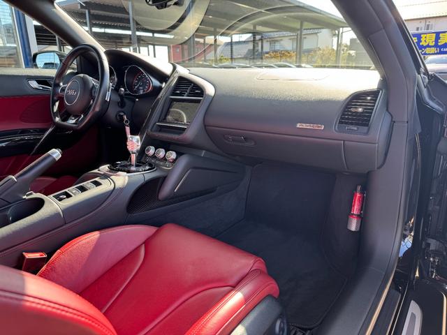 R8スパイダー ベースグレード D車 1年走行無制限保証 パンサーブラック ABTカーボンエアロ カーボンインテリア 社外ナビ 社外ホイール(純正有) シートヒーター フロントプロテクション Bカメラ(28枚目)