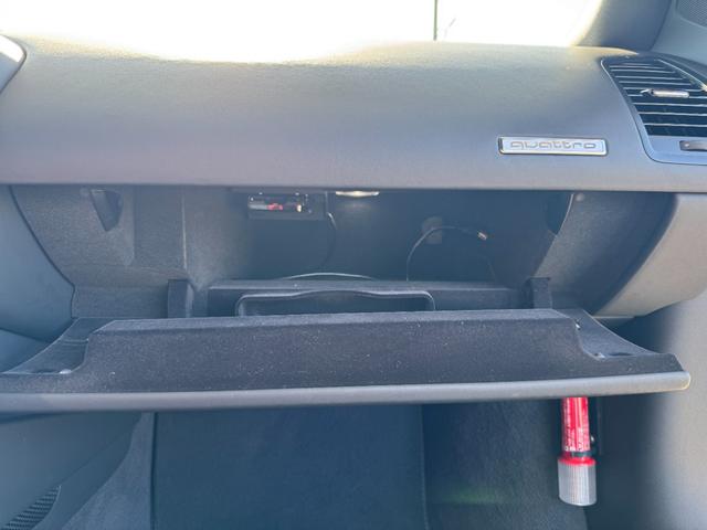 R8スパイダー ベースグレード D車 1年走行無制限保証 パンサーブラック ABTカーボンエアロ カーボンインテリア 社外ナビ 社外ホイール(純正有) シートヒーター フロントプロテクション Bカメラ(30枚目)