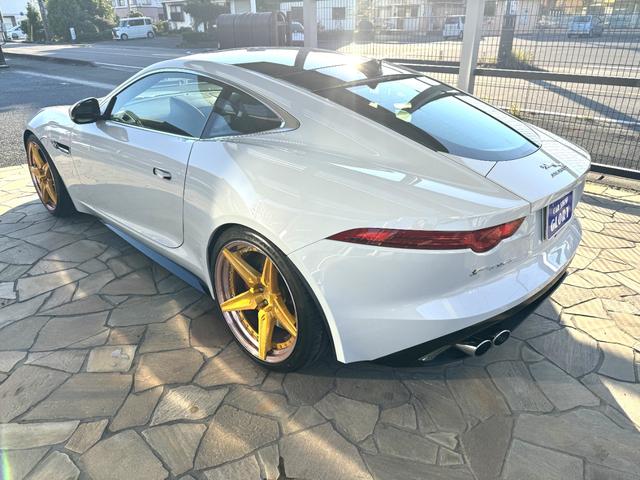 当店スーパーカーやオープンカー専用の屋根付き展示場有りますので、雨でも安心してご来店ください！