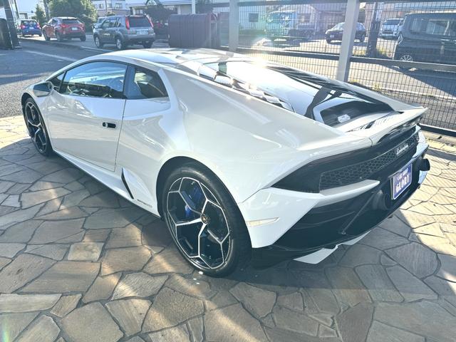 ウラカン ＥＶＯクーペ　Ｄ車　１年走行無制限保証　パワークラフト可変マフラー（純正有）　スタイルＰＫＧ　カーボンインテリア　ガラスエンジンフード　ブランディングＰＫＧ　Ｆリフター　Ｂカメラ（9枚目）