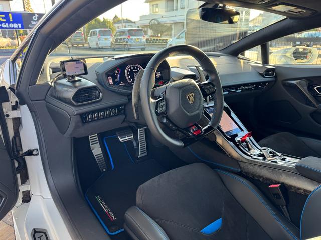 ウラカン ＥＶＯクーペ　Ｄ車　１年走行無制限保証　パワークラフト可変マフラー（純正有）　スタイルＰＫＧ　カーボンインテリア　ガラスエンジンフード　ブランディングＰＫＧ　Ｆリフター　Ｂカメラ（16枚目）