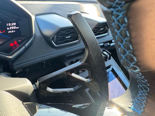 ウラカン ＥＶＯクーペ　Ｄ車　１年走行無制限保証　パワークラフト可変マフラー（純正有）　スタイルＰＫＧ　カーボンインテリア　ガラスエンジンフード　ブランディングＰＫＧ　Ｆリフター　Ｂカメラ（18枚目）