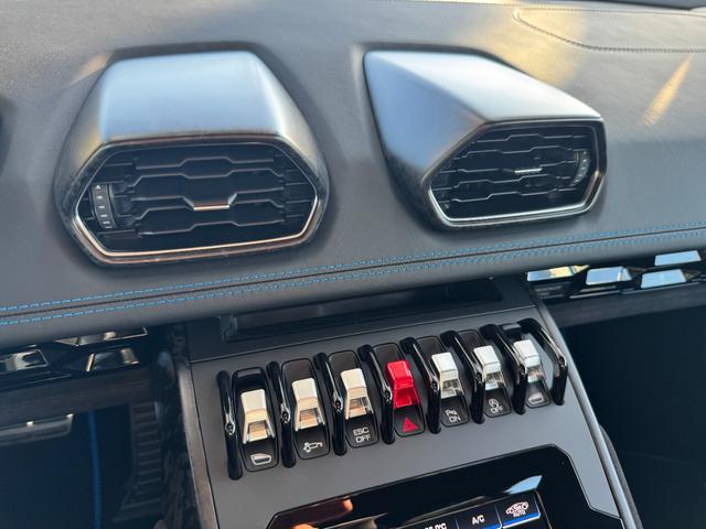 ウラカン ＥＶＯクーペ　Ｄ車　１年走行無制限保証　パワークラフト可変マフラー（純正有）　スタイルＰＫＧ　カーボンインテリア　ガラスエンジンフード　ブランディングＰＫＧ　Ｆリフター　Ｂカメラ（21枚目）