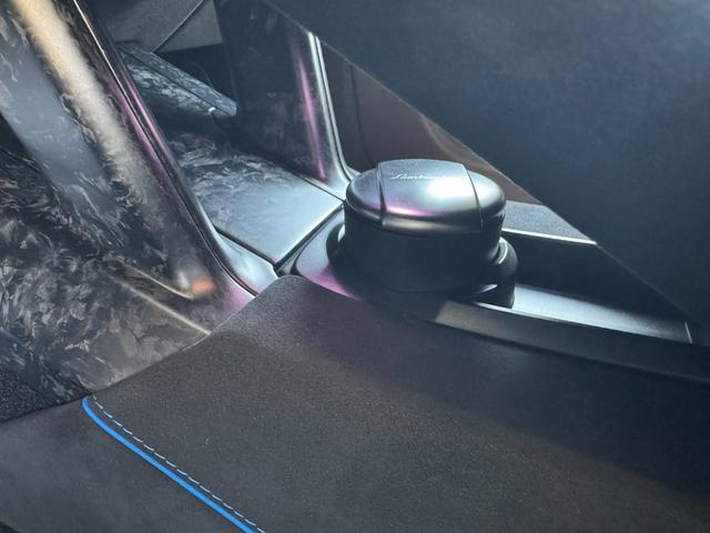 ウラカン ＥＶＯクーペ　Ｄ車　１年走行無制限保証　パワークラフト可変マフラー（純正有）　スタイルＰＫＧ　カーボンインテリア　ガラスエンジンフード　ブランディングＰＫＧ　Ｆリフター　Ｂカメラ（23枚目）