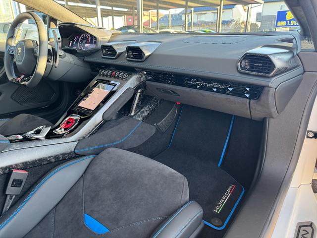 ウラカン ＥＶＯクーペ　Ｄ車　１年走行無制限保証　パワークラフト可変マフラー（純正有）　スタイルＰＫＧ　カーボンインテリア　ガラスエンジンフード　ブランディングＰＫＧ　Ｆリフター　Ｂカメラ（28枚目）