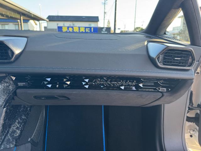 ウラカン ＥＶＯクーペ　Ｄ車　１年走行無制限保証　パワークラフト可変マフラー（純正有）　スタイルＰＫＧ　カーボンインテリア　ガラスエンジンフード　ブランディングＰＫＧ　Ｆリフター　Ｂカメラ（29枚目）