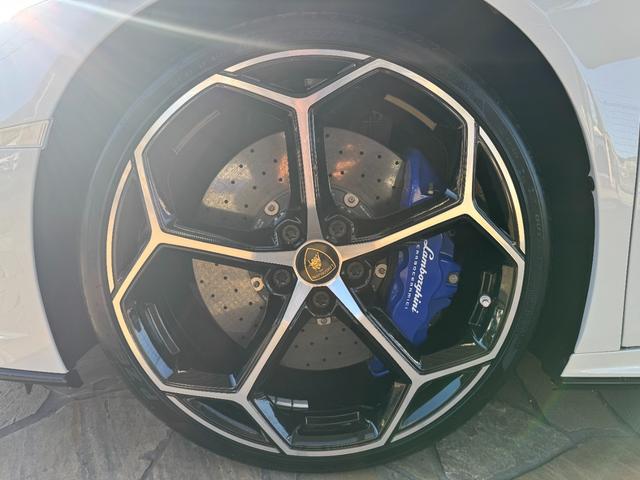 ウラカン ＥＶＯクーペ　Ｄ車　１年走行無制限保証　パワークラフト可変マフラー（純正有）　スタイルＰＫＧ　カーボンインテリア　ガラスエンジンフード　ブランディングＰＫＧ　Ｆリフター　Ｂカメラ（34枚目）