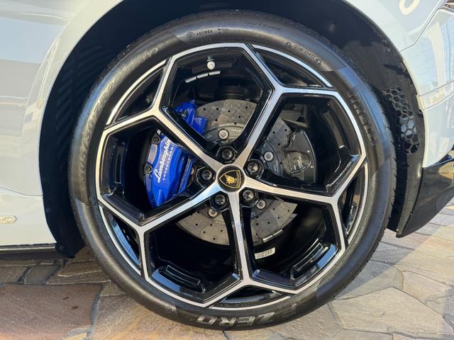 ウラカン ＥＶＯクーペ　Ｄ車　１年走行無制限保証　パワークラフト可変マフラー（純正有）　スタイルＰＫＧ　カーボンインテリア　ガラスエンジンフード　ブランディングＰＫＧ　Ｆリフター　Ｂカメラ（35枚目）