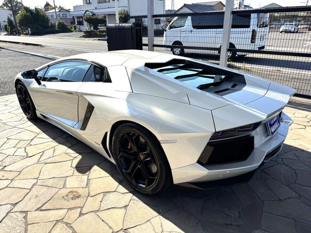 アヴェンタドール LP700-4 D車 1年走行無制限保証 ブランディングPKG F・RエクステリアカーボンPKG カーボンエンジンカバー クリアエンジンフード Fリフター カーボンセラミックブレーキ レッドキャリパー Bカメラ(9枚目)