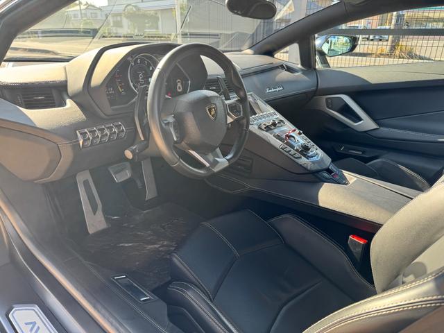 アヴェンタドール LP700-4 D車 1年走行無制限保証 ブランディングPKG F・RエクステリアカーボンPKG カーボンエンジンカバー クリアエンジンフード Fリフター カーボンセラミックブレーキ レッドキャリパー Bカメラ(16枚目)