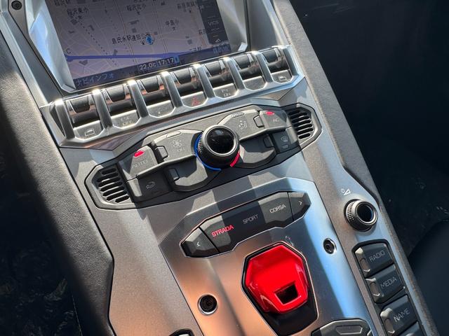 アヴェンタドール LP700-4 D車 1年走行無制限保証 ブランディングPKG F・RエクステリアカーボンPKG カーボンエンジンカバー クリアエンジンフード Fリフター カーボンセラミックブレーキ レッドキャリパー Bカメラ(22枚目)