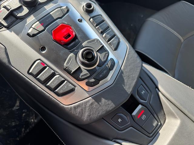 アヴェンタドール LP700-4 D車 1年走行無制限保証 ブランディングPKG F・RエクステリアカーボンPKG カーボンエンジンカバー クリアエンジンフード Fリフター カーボンセラミックブレーキ レッドキャリパー Bカメラ(23枚目)