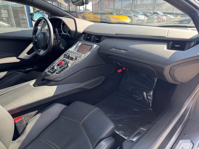 アヴェンタドール LP700-4 D車 1年走行無制限保証 ブランディングPKG F・RエクステリアカーボンPKG カーボンエンジンカバー クリアエンジンフード Fリフター カーボンセラミックブレーキ レッドキャリパー Bカメラ(27枚目)