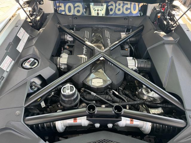 アヴェンタドール LP700-4 D車 1年走行無制限保証 ブランディングPKG F・RエクステリアカーボンPKG カーボンエンジンカバー クリアエンジンフード Fリフター カーボンセラミックブレーキ レッドキャリパー Bカメラ(30枚目)