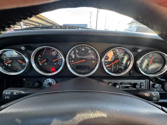 911 911カレラ D車 電動シート カラークレスト レザーステアリング ブラックキャリパー コンチネンタル製オーディオ カラークレストセンターキャップ(17枚目)