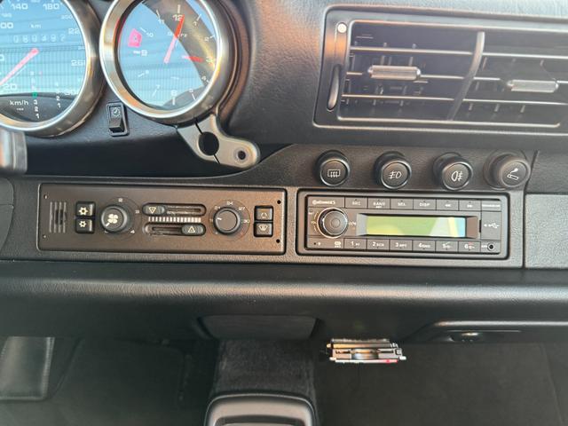 911 911カレラ D車 電動シート カラークレスト レザーステアリング ブラックキャリパー コンチネンタル製オーディオ カラークレストセンターキャップ(19枚目)