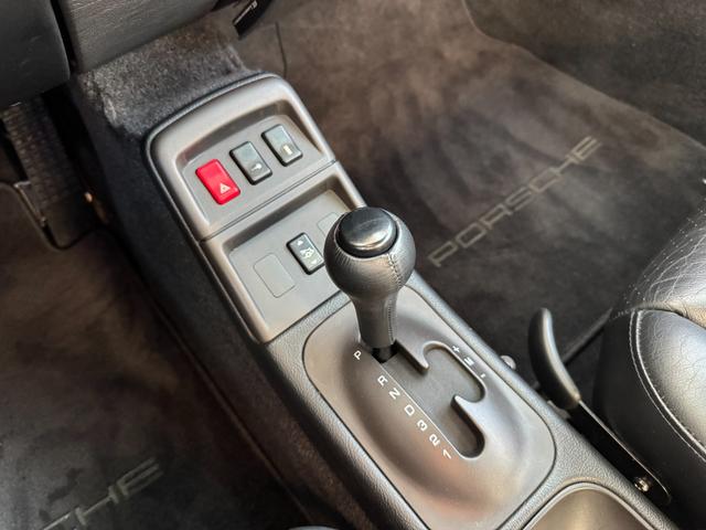 911 911カレラ D車 電動シート カラークレスト レザーステアリング ブラックキャリパー コンチネンタル製オーディオ カラークレストセンターキャップ(20枚目)