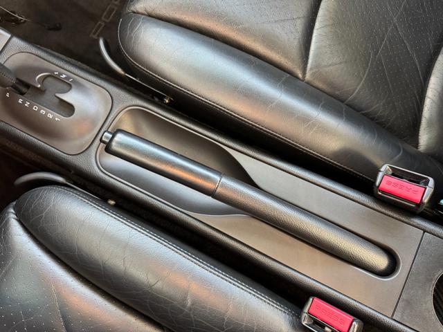 911 911カレラ D車 電動シート カラークレスト レザーステアリング ブラックキャリパー コンチネンタル製オーディオ カラークレストセンターキャップ(21枚目)