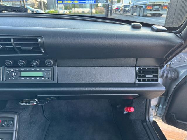 911 911カレラ D車 電動シート カラークレスト レザーステアリング ブラックキャリパー コンチネンタル製オーディオ カラークレストセンターキャップ(25枚目)