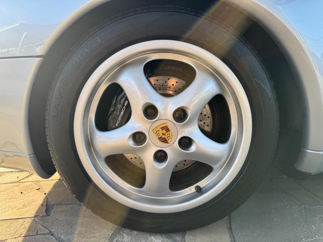 911 911カレラ D車 電動シート カラークレスト レザーステアリング ブラックキャリパー コンチネンタル製オーディオ カラークレストセンターキャップ(30枚目)